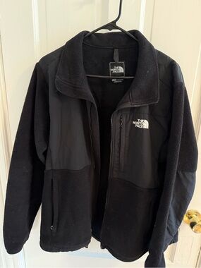 The North Face Black Men’s Lightweight Fleece Jacket